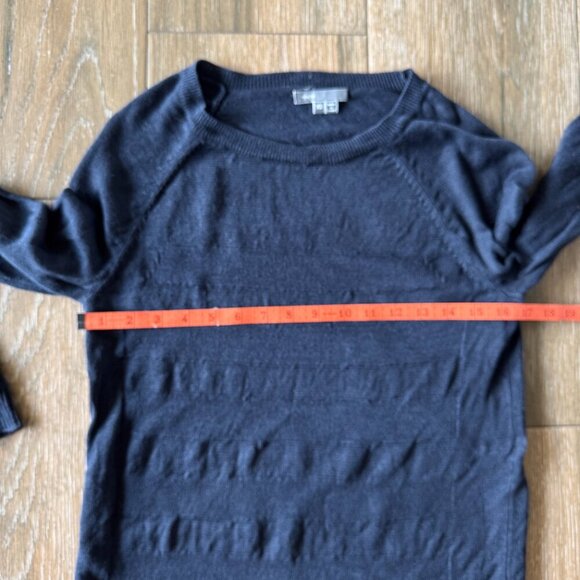 Vince dark Navy semi sheer 100% linen pullover sweater size XS - Picture 3 of 7